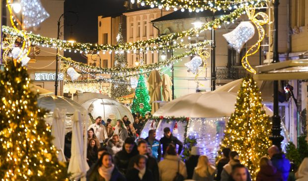 Târgul de Crăciun Craiova 2024. Cât costă chiria căsuțelor și ce pot cumpăra vizitatorii: de la cârnați, la cozonac, turtă dulce și dulcețuri