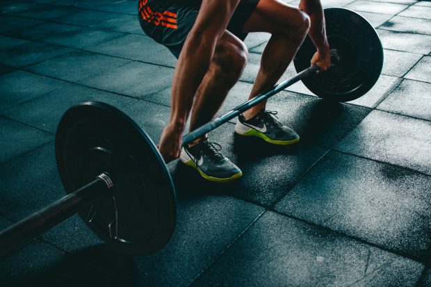 Cum să-ți îmbunătățești performanțele fizice prin exerciții regulate