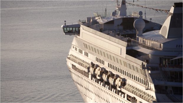 Pasagerii unei croaziere de lux spre Antarctica au făcut greva foamei, după ce motorul navei s-a defectat, forțând expediția să fie anulată | VIDEO
