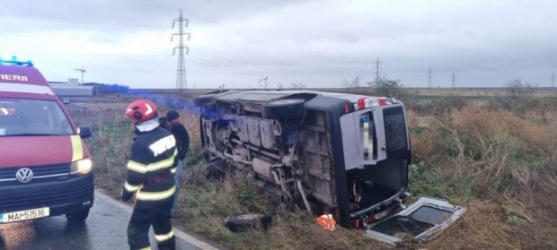 Microbuz răsturnat în Constanța. 7 persoane rănite în urma coliziunii cu un autoturism | VIDEO
