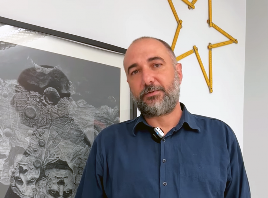 Banana lipită cu bandă adezivă, vândută cu 6,2 milioane de dolari, este o operă de artă? Interviu cu criticul de artă Dan Popescu