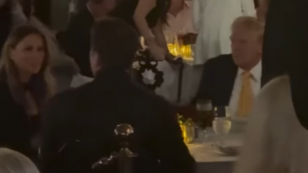 Donald Trump, surprins în timp ce sărbătorea victoria la alegeri cu Melania și Elon Musk | VIDEO