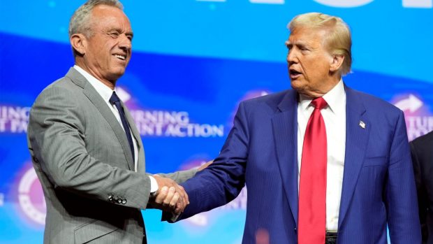 Robert F Kennedy Jr, care a comparat vaccinarea cu nazismul, ar putea primi de la Trump responsabilități în domeniul sănătății