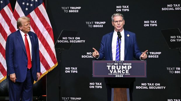 Donald Trump l-a ales pe miliardarul Scott Bessent pentru funcția de secretar al Trezoreriei