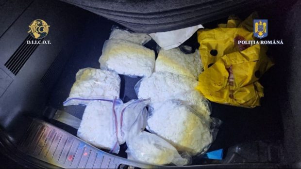 Traficanți din Cluj, prinși cu 17 kilograme de droguri în portbagaj. Unul își ascunsese cheia de la mașină în lenjeria intimă