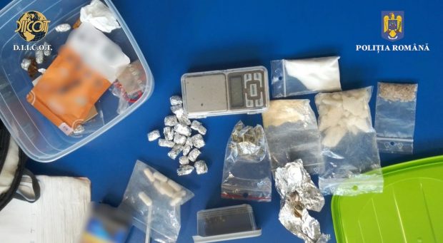 Un tânăr a fost prins cu rucsacul plin cu droguri, lângă Orăşelul Copiilor din Oradea: „Ecstasy, ketamină, mefedronă, canabis”