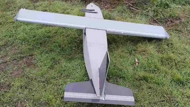 O dronă a fost găsită în Republica Moldova. Poliția a restricționat accesul în zonă și investighează aparatul aerian fără pilot
