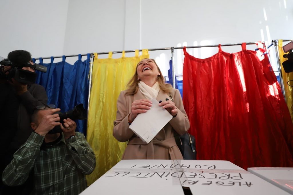 elena lasconi rade in timp ce pregateste punerea in urna a votului la prezidentiale foto dumitru angelescu