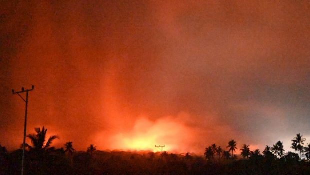 Cel puțin 10 oameni au murit, după ce un vulcan din Indonezia a erupt | VIDEO