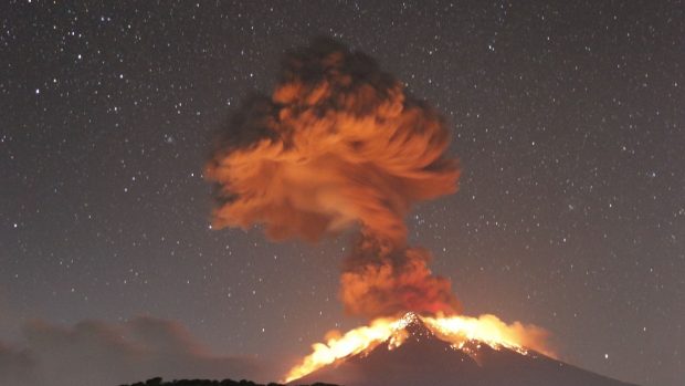 Vulcanul Șiveluci din Rusia a erupt: norul de cenușă ajunge la 15 km înălțime | VIDEO