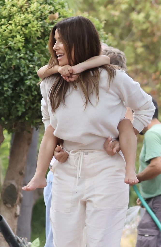 Eva Longoria petrece mai mult timp alături de familie în Marbella, Spania, după alegerile prezidențiale din SUA. Actrița susține că nu se mai întoarce în SUA din cauza lui Donald Trump. Sursa foto: Profimedia Pictures