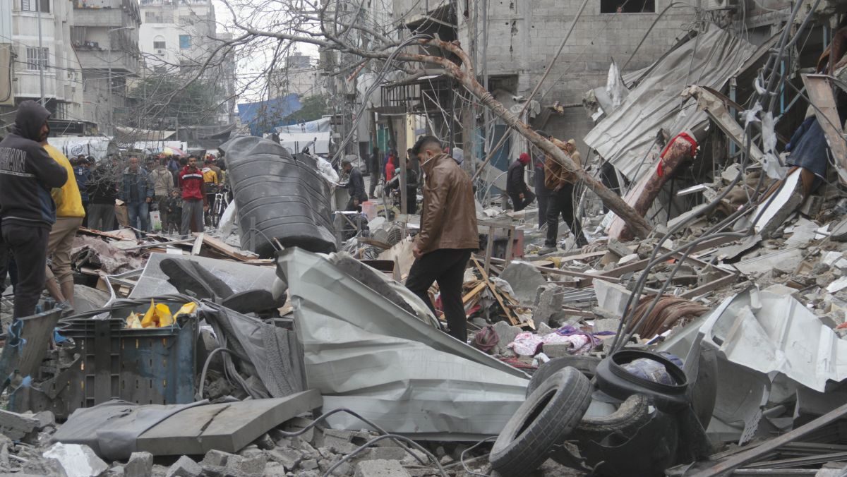 Israelul și-a intensificat bombardamentele în centrul Fâșiei Gaza. Cel puțin 17 oameni au murit