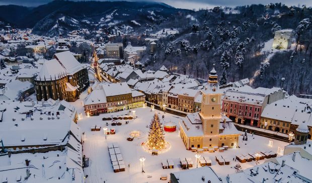 Târgul de Crăciun Brașov 2024. Căsuțe cu produse tradiționale, dar și cel mai înalt brad de Crăciun natural din România