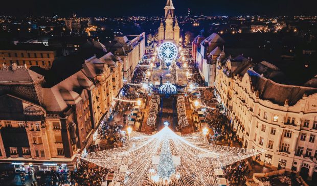 Târgul de Crăciun Timișoara 2024. Aproape o sută de căsuțe, zonă de gastronomie, carusel și o roată panoramică