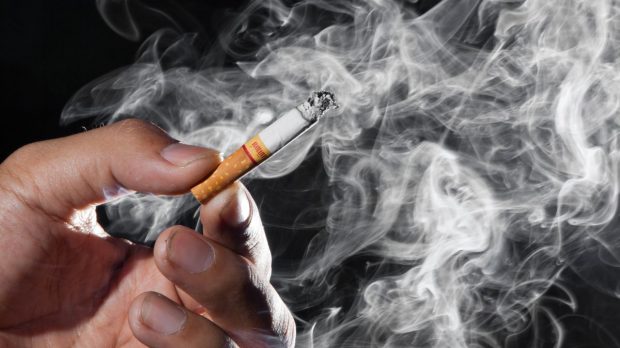 O singură țigară reduce durata de viață cu 20 de minute, spun cercetătorii. Daunele cauzate de fumat sunt „cumulative”