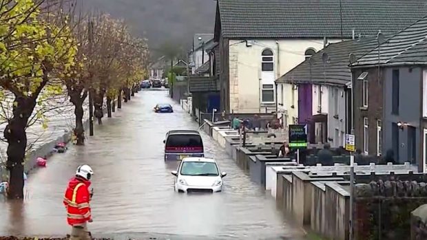 Călătoriile în Marea Britanie au fost întrerupte din cauza furtunii Bert, care a ucis, deja, patru oameni | VIDEO