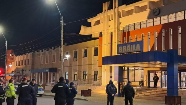 Un bărbat s-a urcat desculț pe gara din Brăila și a amenințat că se sinucide. A fost coborât după ce i s-a făcut frig la picioare