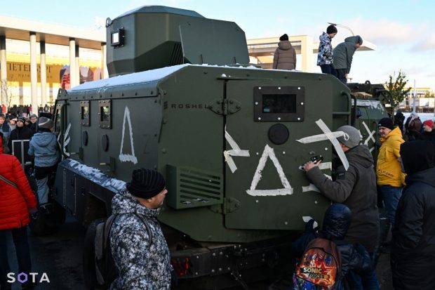 Rusia a organizat o expoziție cu armament despre care susține că l-a capturat în regiunea Kursk | VIDEO