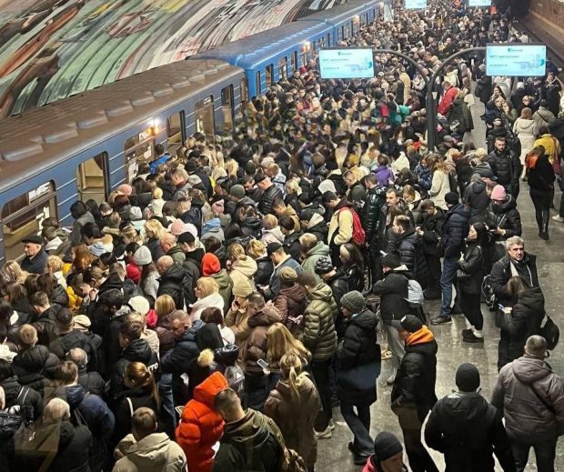 Locuitorii din Kiev s-au îmbulzit în metrou, în timpul unui atac rusesc combinat, cu drone și rachete