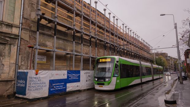 Fațada Hanului Solacolu din București a fost pusă în siguranță. Tramvaiul 21 circulă din nou pe ambele sensuri