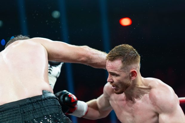 Arena DVTK vuiește în timp ce turneul HELL Boxing Kings debutează cu knockouturi, victorii și tribune pline