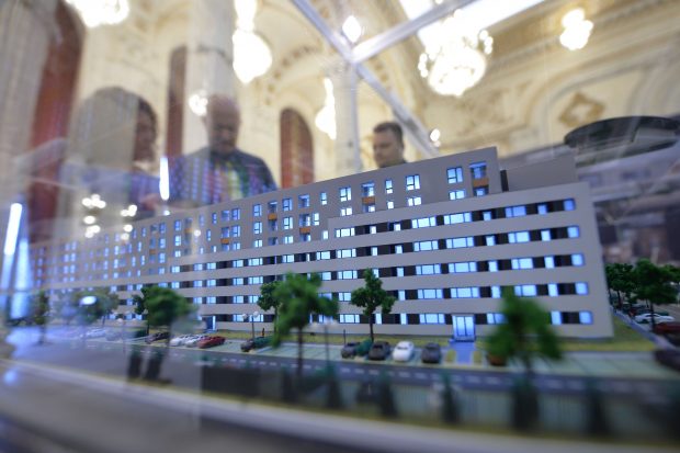 Problema accesului facil la locuințe în România. Vincze Enikő, activistă pentru dreptate locativă: „Gradul de profitabilitate contribuie masiv la creșterea permanentă a prețurilor” | Interviu