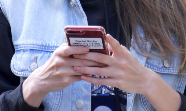 3,5 milioane de elvețieni, aproape jumătate din populația adultă, sunt dependenți de smartphone-uri: „Se numește nomofobie”