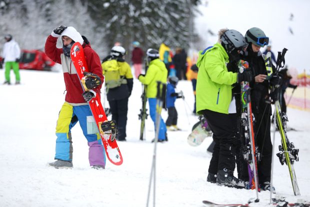 Primul weekend din acest sezon în care se schiază pe pârtiile din Sinaia