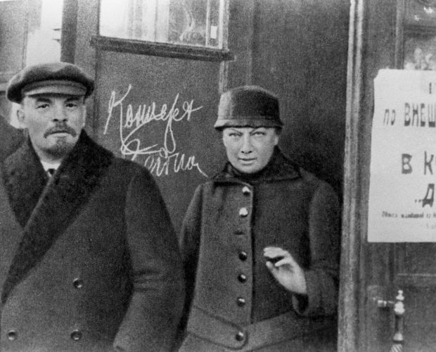 A ars cabana lui Vladimir Ilici Lenin din Santk Petersburg. „Focul mocnea în colibă”