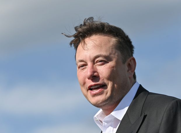 Înșelătorie pe Facebook. Cum a reușit un bărbat care se dădea drept Elon Musk să fure 600.000 de dolari de la o femeie