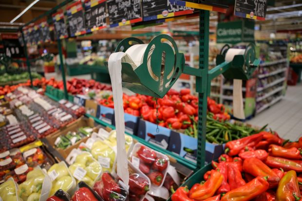 Războiul neputinței: ANPC transmite că nu se ocupă de relația dintre producători și retaileri, Consiliul Concurenței nu vrea să monitorizeze calitatea mărfurilor și adaosurile comerciale