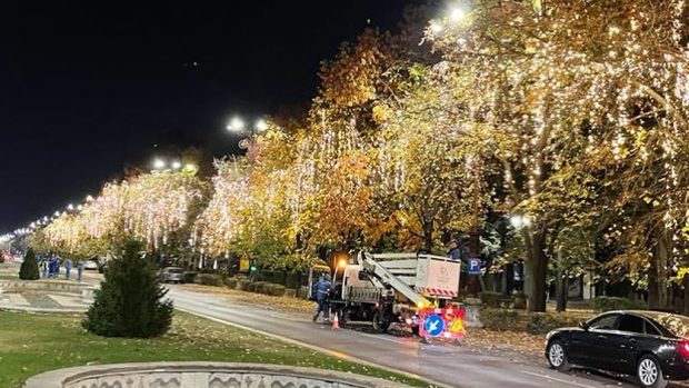 Începe montarea decorațiunilor pentru Crăciun în București. 3.000 de elemente luminoase noi