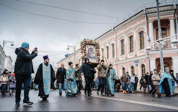 O procesiune religioasă din Rusia s-a transformat în marș naționalist: ,,Noi suntem ruși. Dumnezeu este cu noi!”