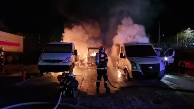 Un incendiu a izbucnit în curtea unei firme din Sibiu. Flăcările au înghițit șase mașini