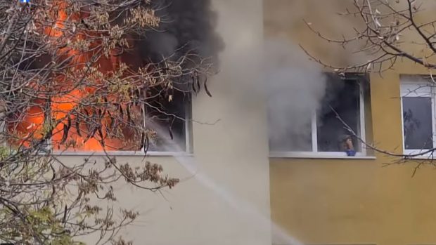 Incendiu puternic într-un apartament din București, în sectorul 3. O bătrână ieșită la geam cerea ajutor