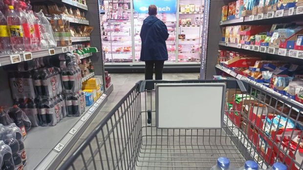 Supermarketul „La Cocoș” din Brașov nu găsește vânzători, deși salariul e de peste 7.000 de lei, plus bonuri de masă și prime