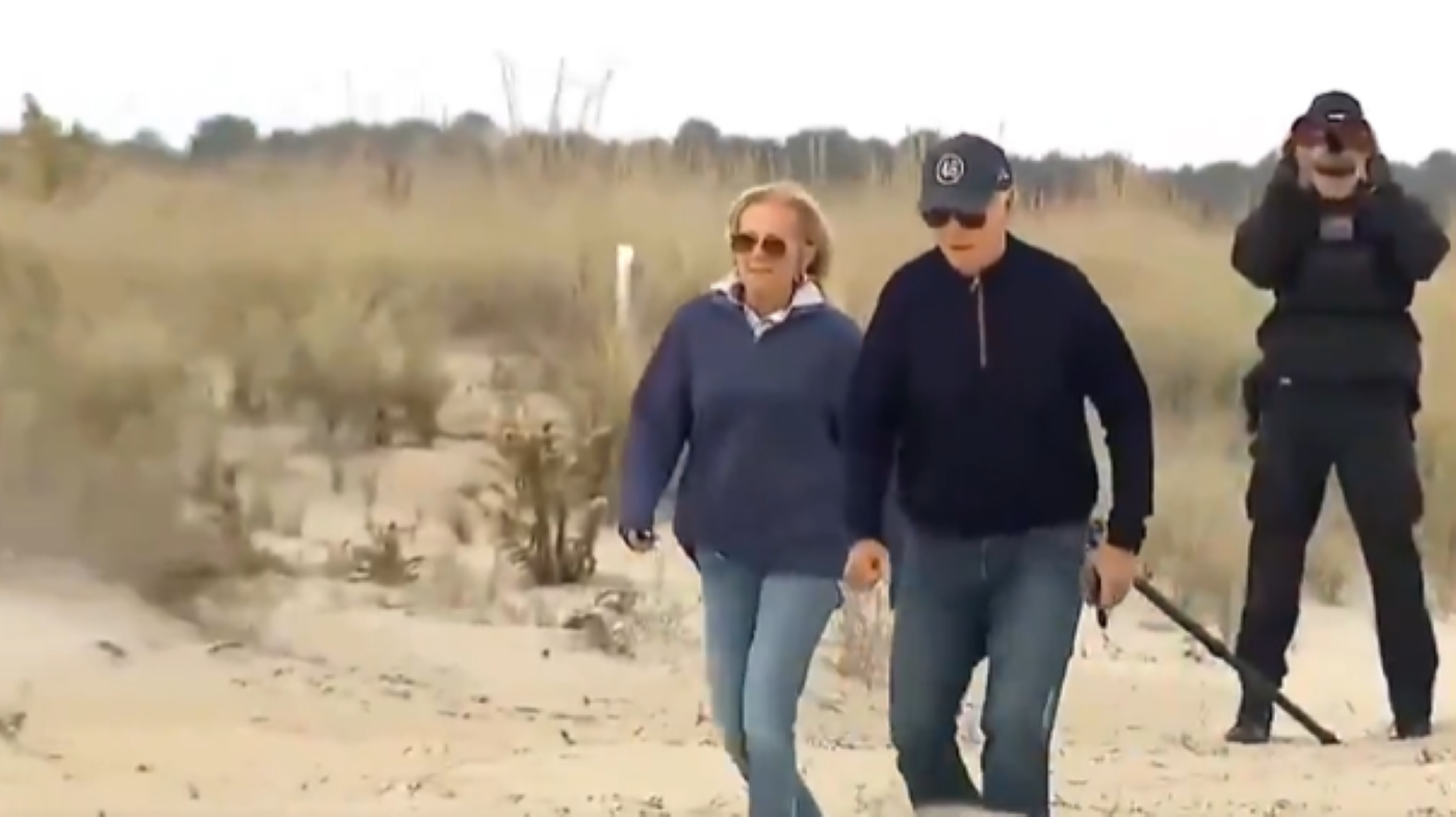 Momentul în care Joe Biden își pierde echilibrul pe o plajă din Delaware. Jill Biden, criticată pentru „nepăsare”
