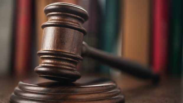 Bărbatul din Arad care l-a împușcat în cap și l-a ucis pe presupusul amant al concubinei lui, în parcarea unui supermarket, condamnat la închisoare pe viață