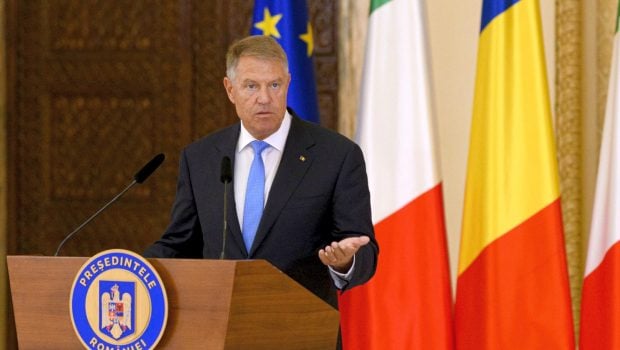 Tribunele în delir: arbitrul trage la poartă!