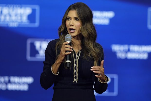 Donald Trump o nominalizează pe Kristi Noem, o guvernatoare care și-a împușcat cățelul, la șefia Departamentului de Securitate Internă