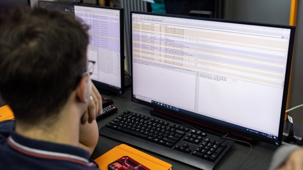 Studenții din Timișoara învață cum să devină experți în securitate cibernetică, într-un laborator high-tech