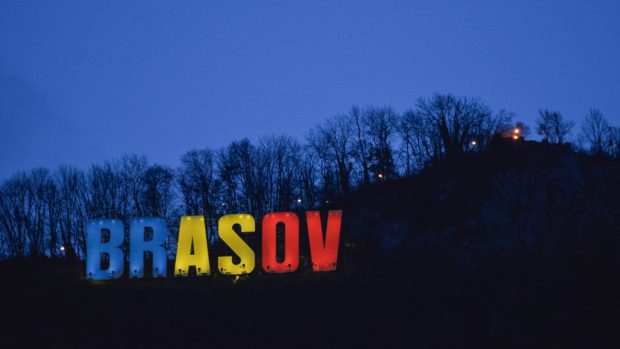 Tâmpa și clădirea Primăriei Brașov, luminate în culorile tricolorului, în cinstea novembriștilor