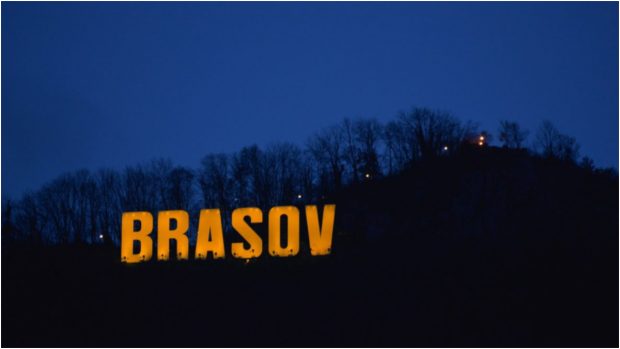Tâmpa și clădirea Primăriei Brașov, iluminate în portocaliu, de Ziua Internațională pentru Eliminarea Violenței asupra Femeilor