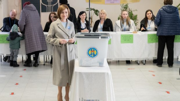 Prima declarație a Maiei Sandu după ce a votat: „Hoții vor să ne cumpere votul, vor să ne cumpere țara” | VIDEO