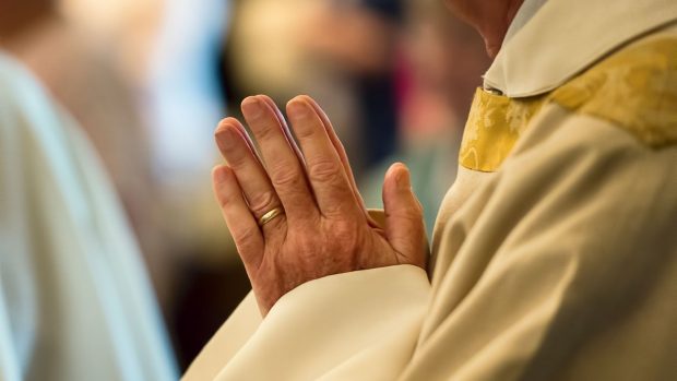 Un călugăr a fost ucis și alți șapte au fost răniți într-o mănăstire din estul Spaniei. Atacatorul a pătruns în lăcașul de cult strigând „Eu sunt Iisus Hristos”