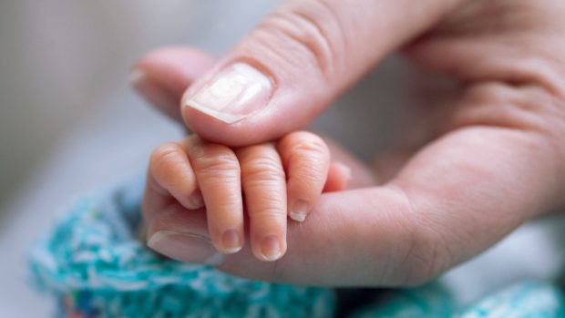 Un bebeluș născut prematur în Timișoara este învingător, după ce la naștere a cântărit 550 de grame