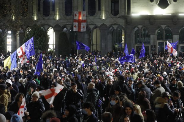 Georgia, pe un butoi cu pulbere: a treia noapte de proteste. Președinta țării nu recunoaște guvernul, în timp ce SUA suspendă parteneriatul strategic