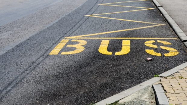 În Ploiești, pentru că nu s-a asfaltat șoseaua și gropile sunt prea adânci, s-a mutat stația de autobuz