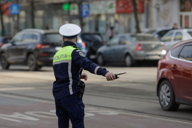 Polițist din Târgu Mureș, reținut de DNA. A fost acuzat că provoca intenționat accidente cu mașini aduse din străinătate pentru despăgubiri