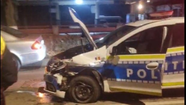 O autospecială de Poliție din Curtea de Argeș a fost acroșată de un alt autoturism în timp ce se deplasa spre un accident soldat cu victime
